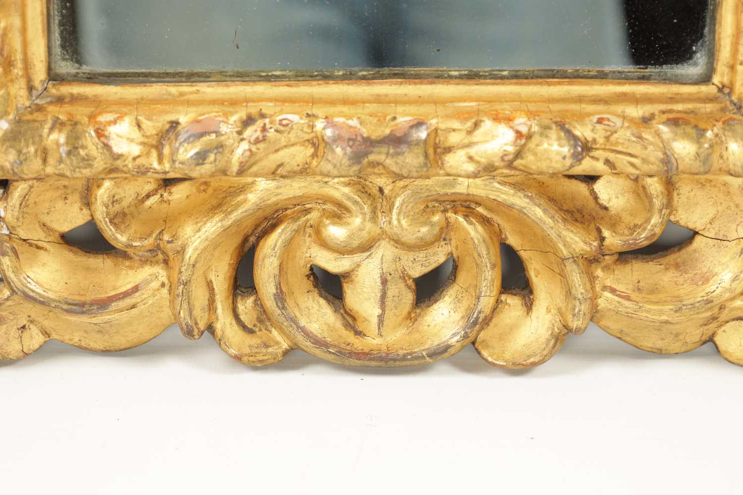 A 17TH CENTURY ITALIAN SMALL GILT GESSO HANGING MIRROR - Image 2 of 5