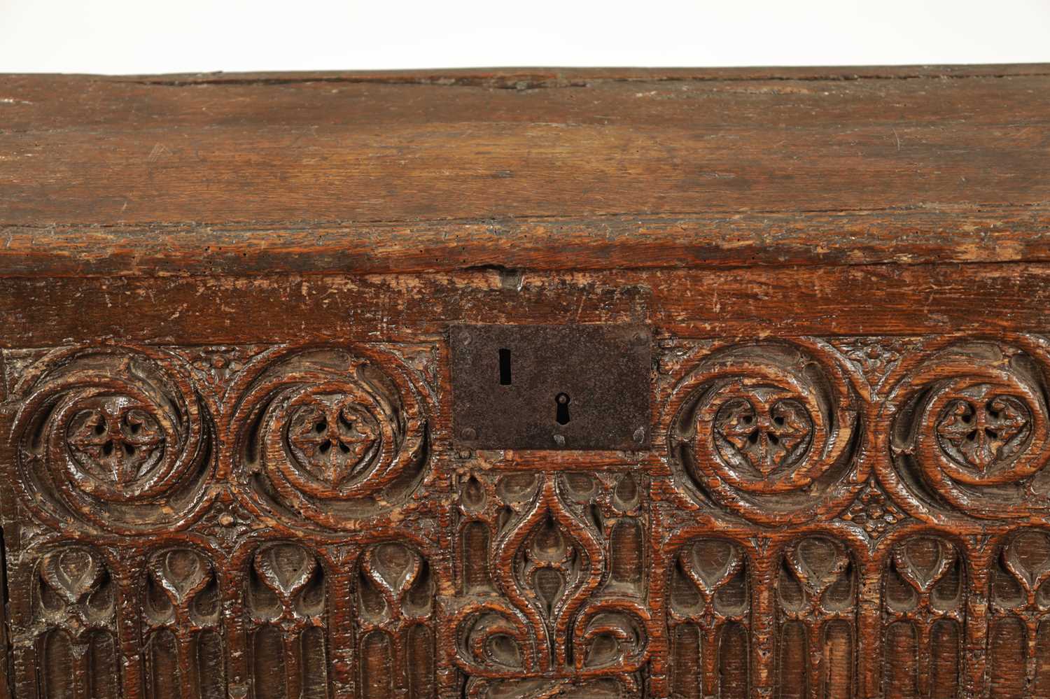 A RARE 15TH/16TH CENTURY GOTHIC OAK PLANK COFFER OF SMALL SIZE - Image 2 of 22