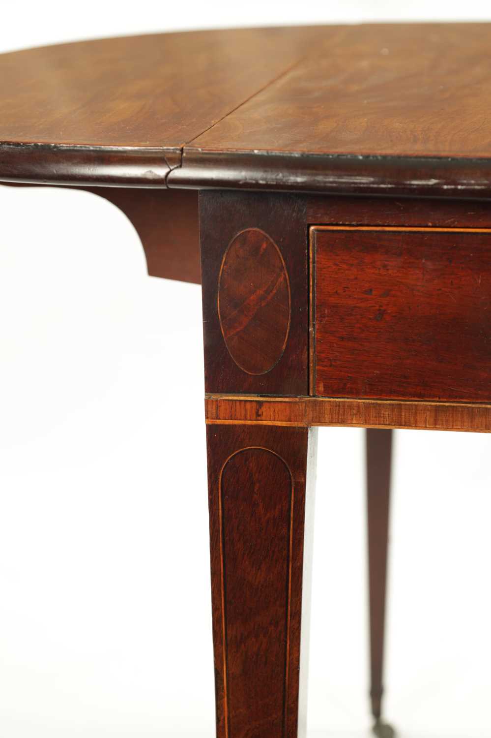 A GEORGE III MAHOGANY PEMBROKE TABLE OF SUPERB COLOUR AND PATINA - Image 9 of 11