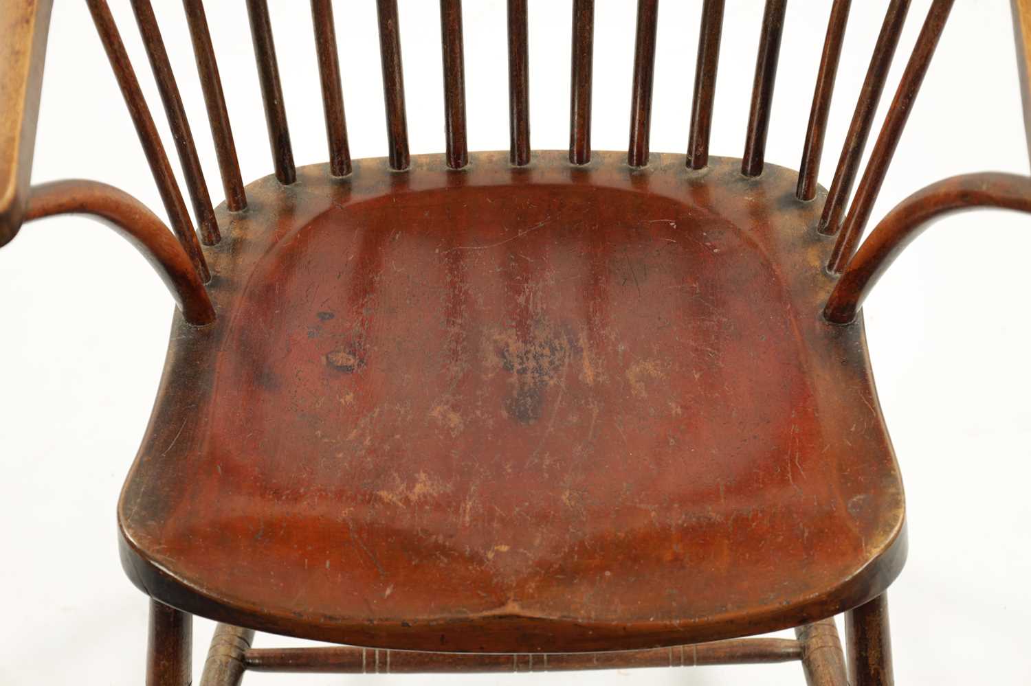 A 19TH CENTURY PRIMITIVE PAINTED STICK BACK WINDSOR ARMCHAIR - Image 5 of 14