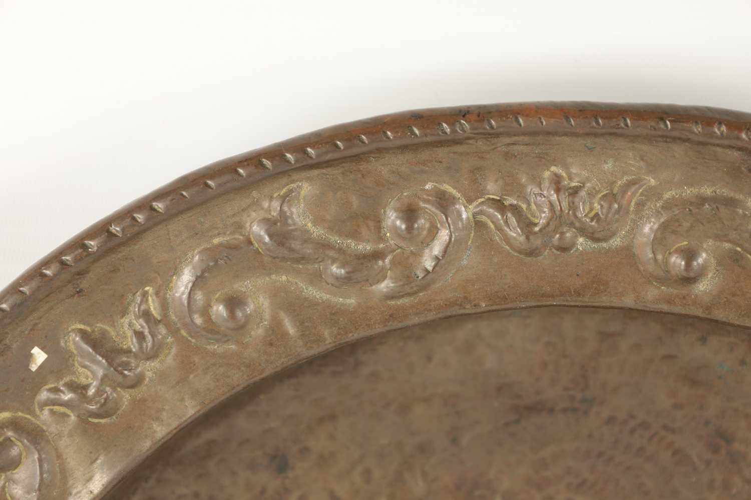 AN EARLY 18TH CENTURY SPANISH EMBOSSED BRASS TWO HANDLED DISH - Image 5 of 8