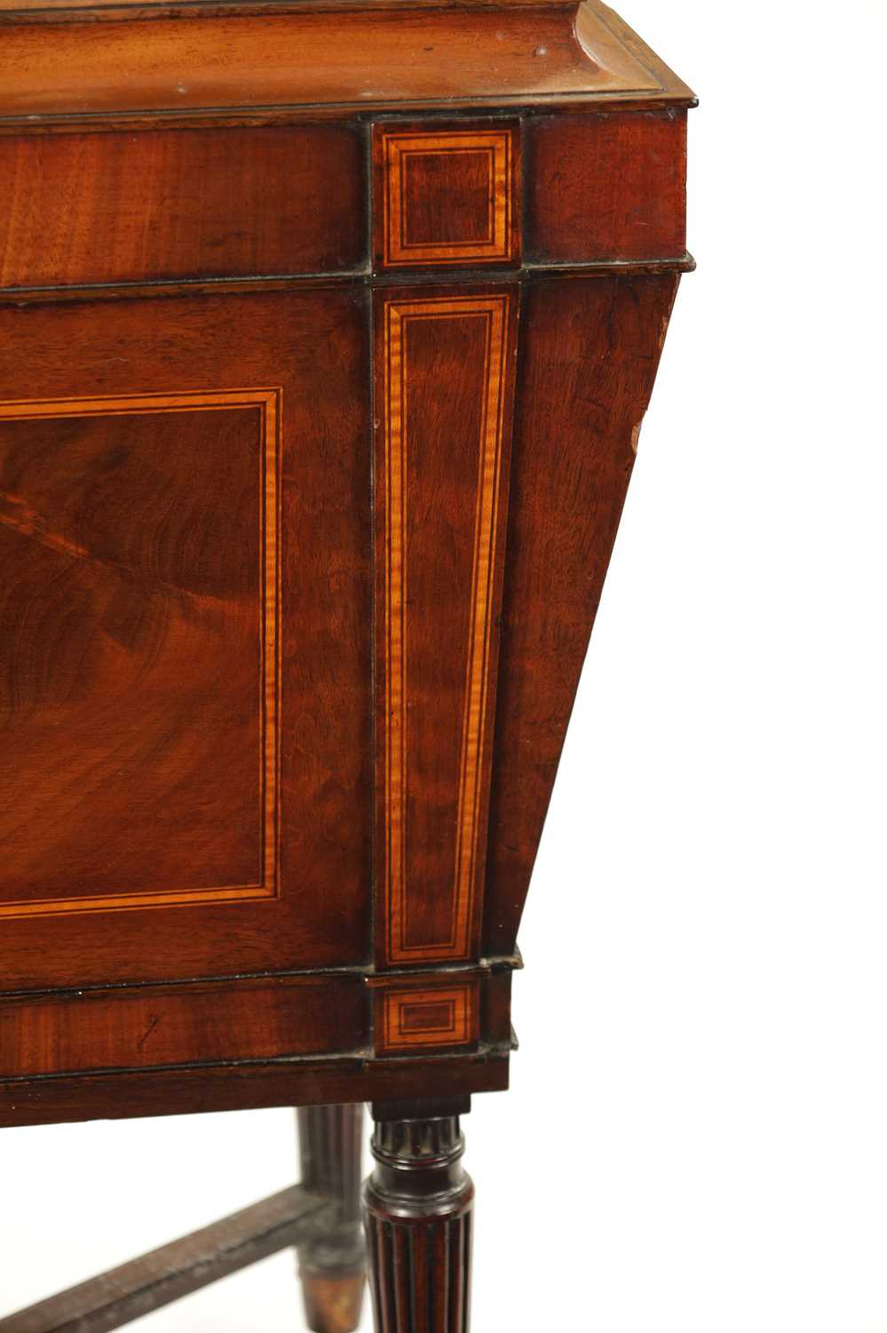 A REGENCY INLAID MAHOGANY CELLARETTE ON TAPERED FLUTED LEGS IN THE MANNER OF GILLOWS - Image 4 of 12