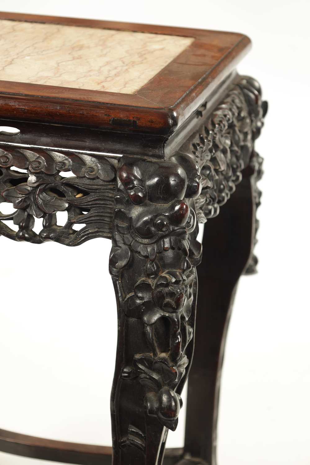 A 19TH CENTURY CHINESE HARDWOOD JARDINIERE STAND - Image 4 of 5