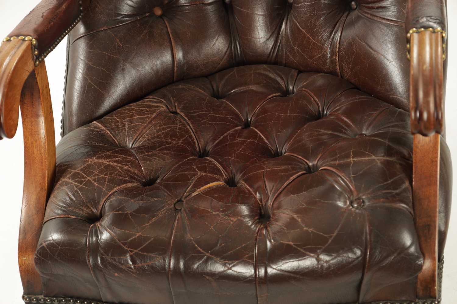 A WILLIAM IV LEATHER BUTTON BACK LEATHER UPHOLSTERED MAHOGANY LIBRARY CHIAR - Image 4 of 8