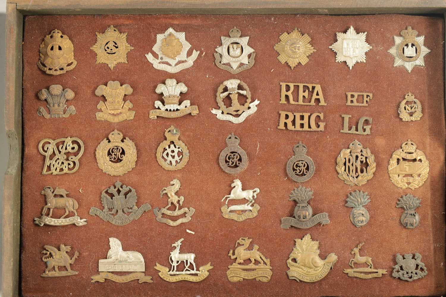 A LARGE COLLECTION OF MILITARY MEDALS AND HAT BADGES - Image 4 of 8