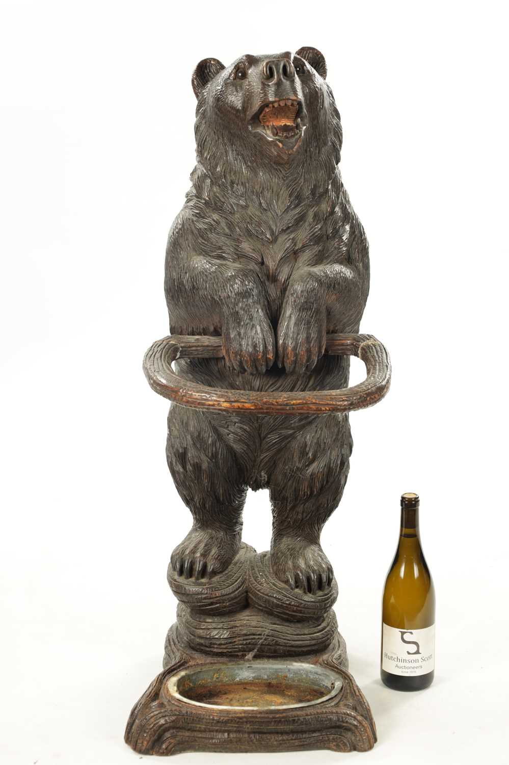 A LATE 19TH CENTURY CARVED BLACK FOREST BEAR STICK STAND - Bild 2 aus 9