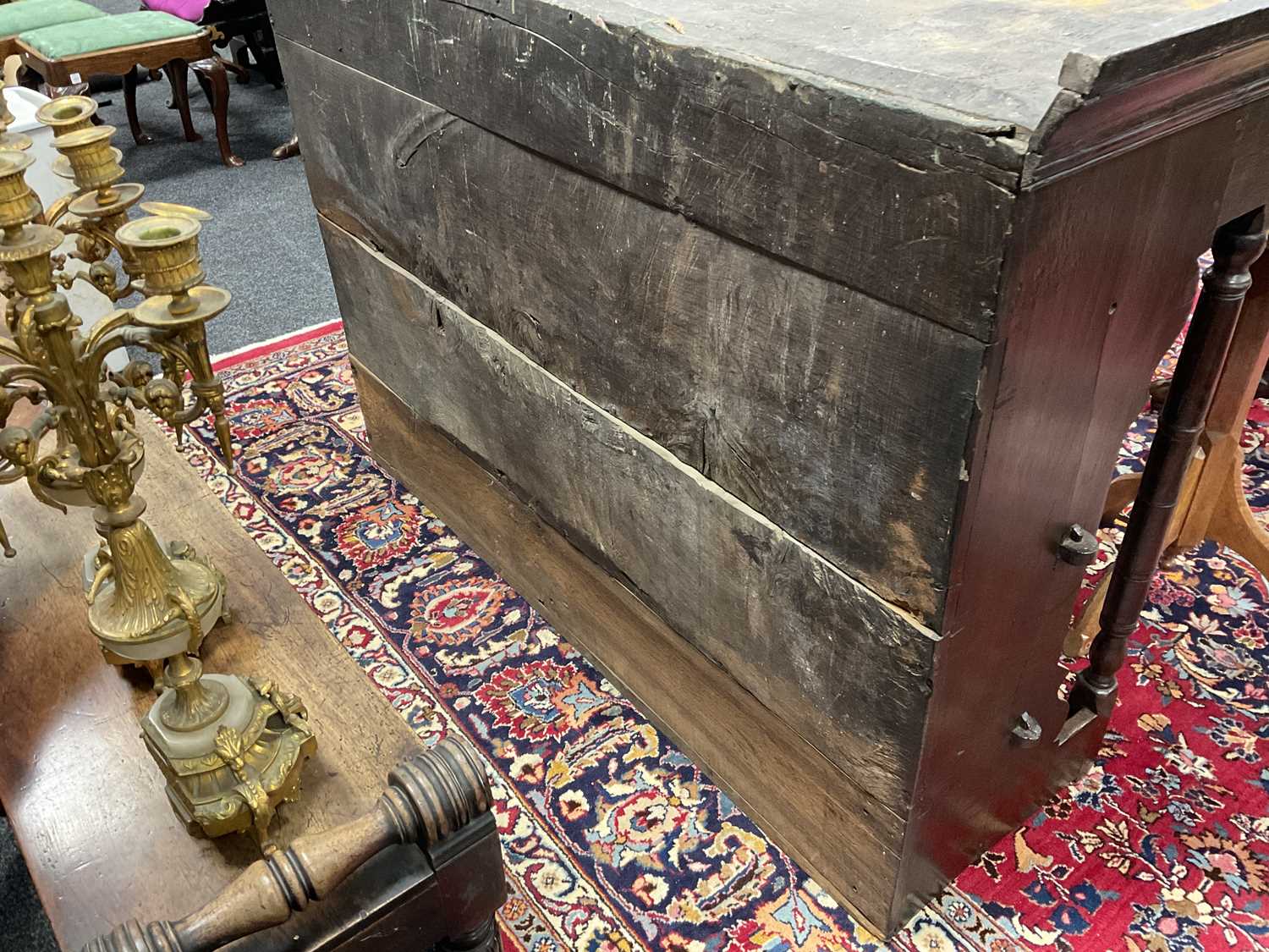 AN EARLY 18TH CENTURY OAK POSTED CANOPY DRESSER - Image 25 of 26