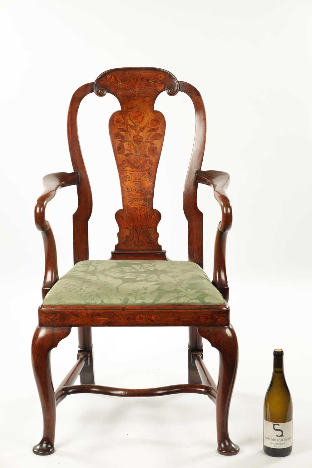 AN 18TH CENTURY WALNUT AND MARQUETRY INLAID ARM CHAIR - Bild 2 aus 10