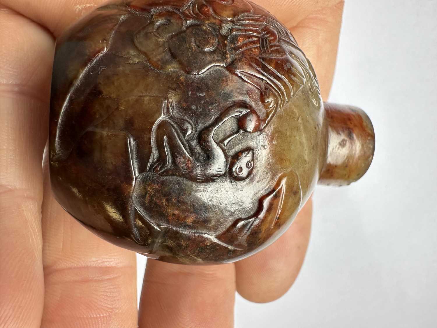 A CHINESE CARVED RUSSET JADE SNUFF BOTTLE - Image 13 of 18