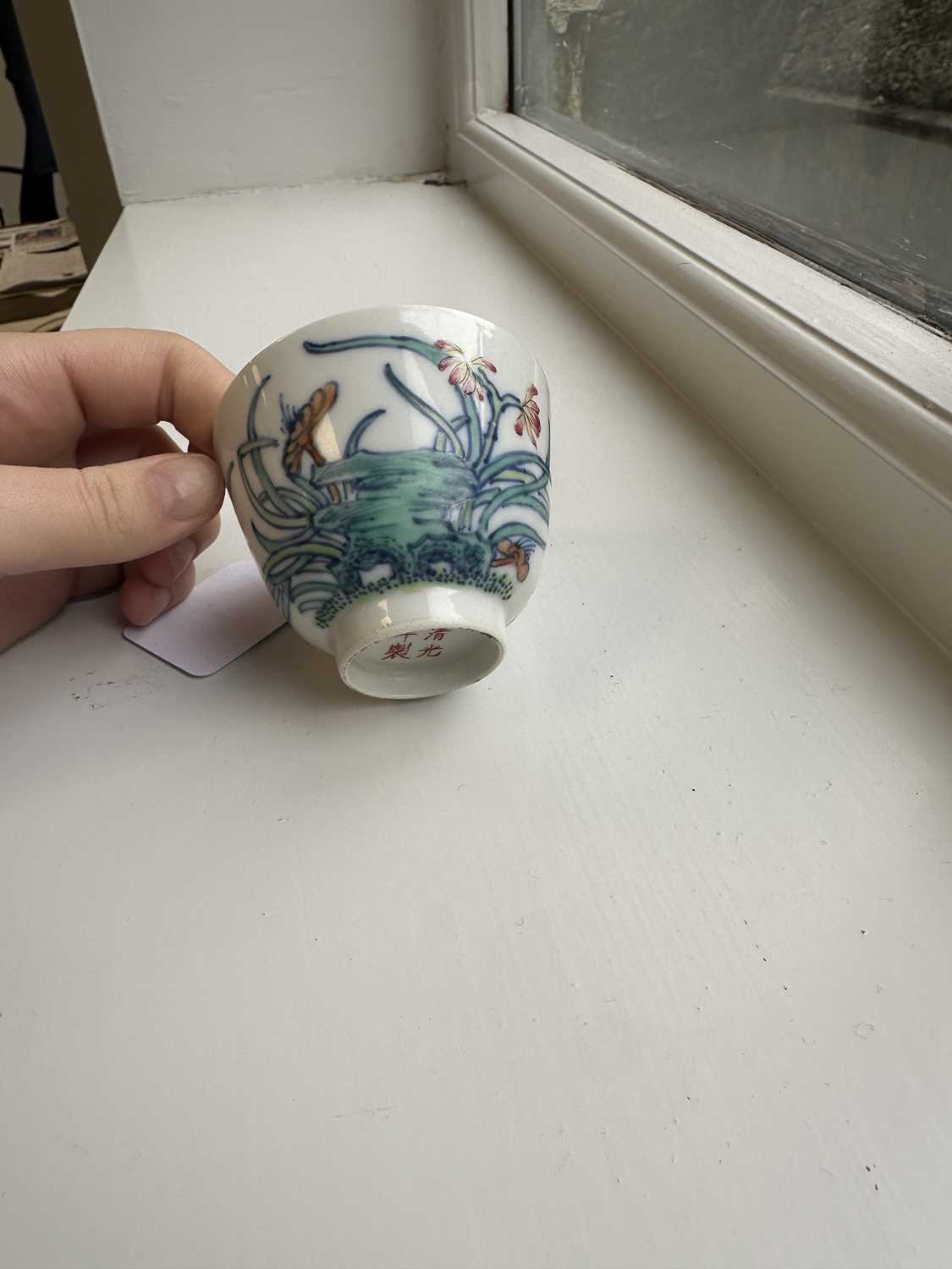 A SMALL CHINESE QING DYNASTY DOCAI PORCELAIN ORCHID FLOWER CUP - Image 9 of 9