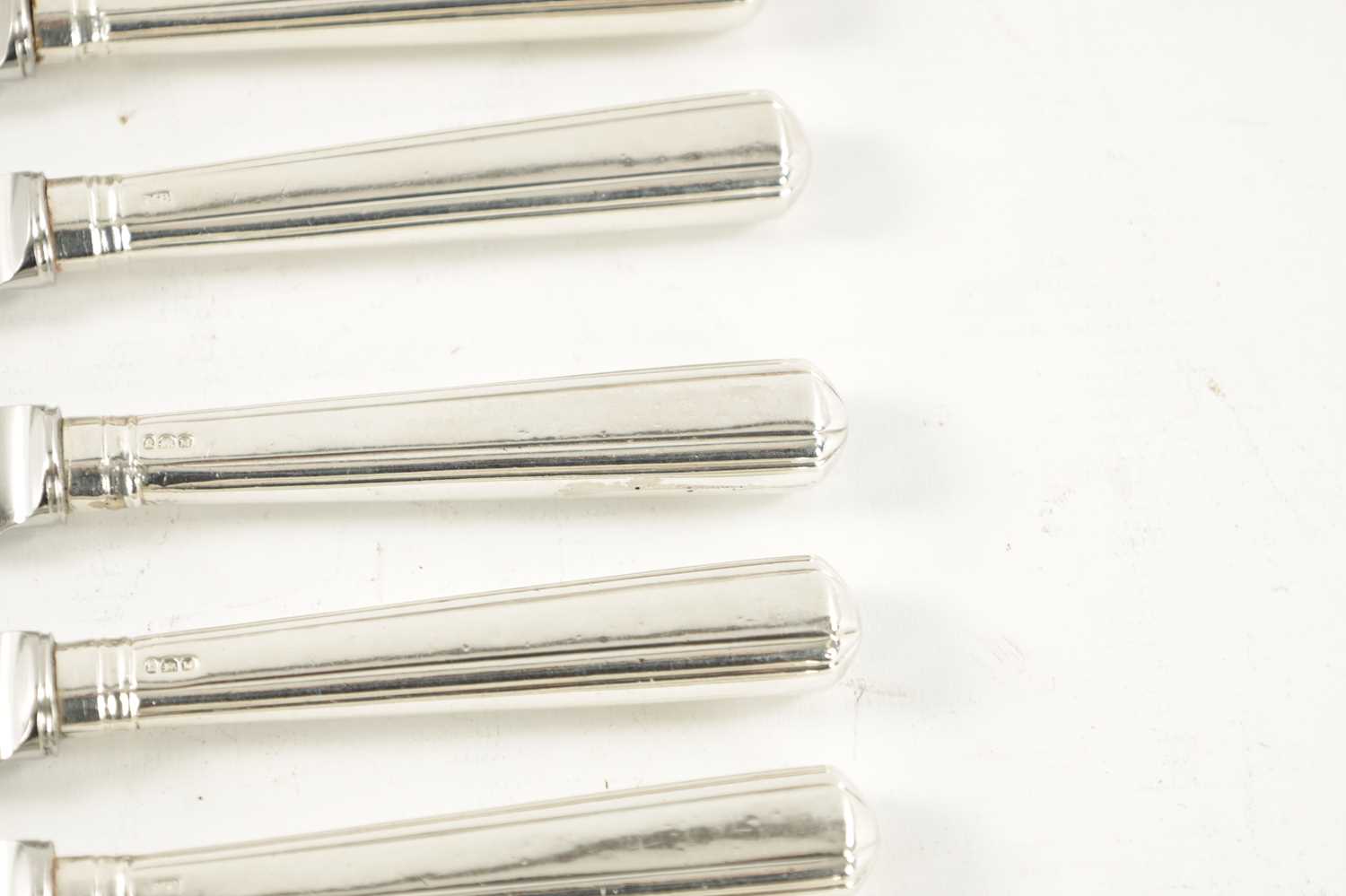 A SET OF TWELVE GEORGE III SILVER-HANDLED DESSERT KNIVES - Image 4 of 8