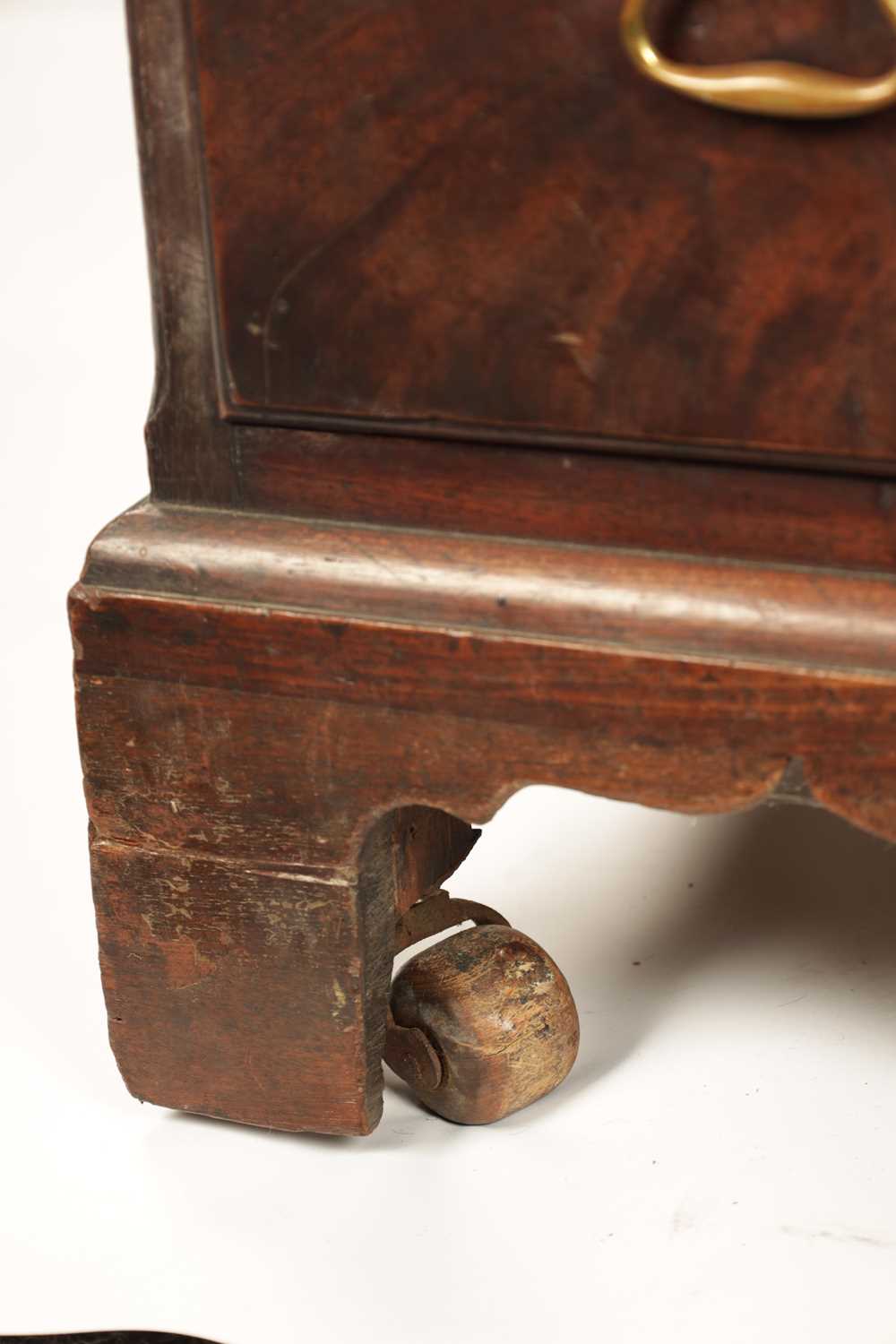 A GOOD EARLY GEORGE III FIGURED MAHOGANY GENTLEMANS ESTATE KNEEHOLE DESK - Image 10 of 19