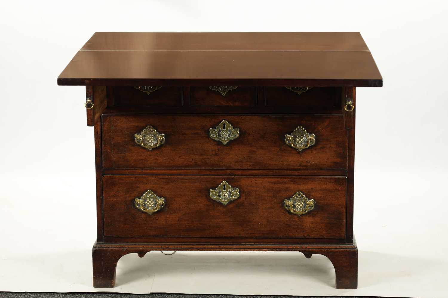 AN EARLY 18TH CENTURY WALNUT BACHELORS CHEST - Image 4 of 8