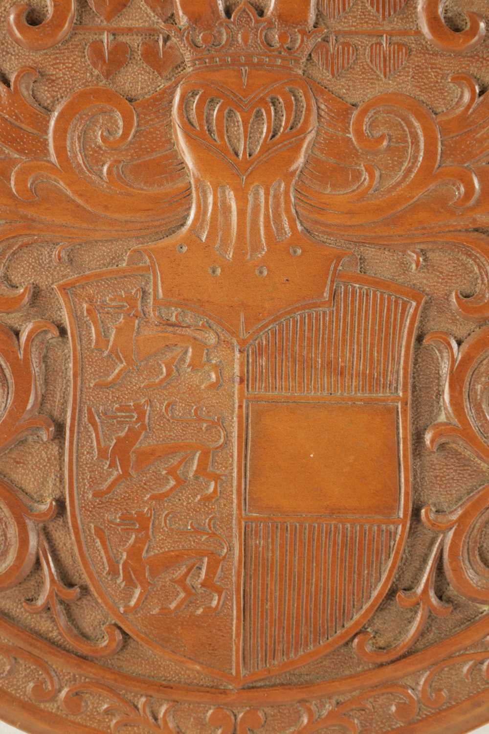 A FINE CARVED BOXWOOD TREENWARE CIRCULAR HANOVERIAN COAT OF ARMS - Image 3 of 5