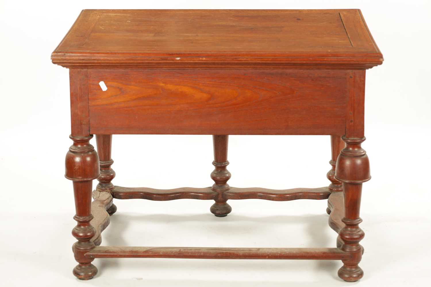 AN UNUSUAL 18TH CENTURY COLONIAL PADOUK WOOD TWO DRAWER TABLE ON BALLUSTER LEGS WITH SHAPED STRETCHE - Image 8 of 8