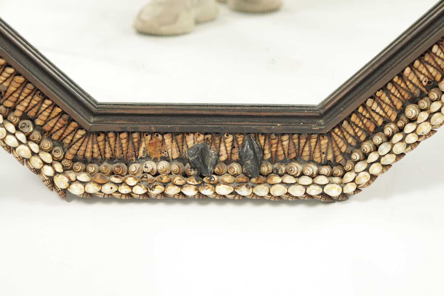 A DECORATIVE SHELLWORK HANGING MIRROR - Image 4 of 7