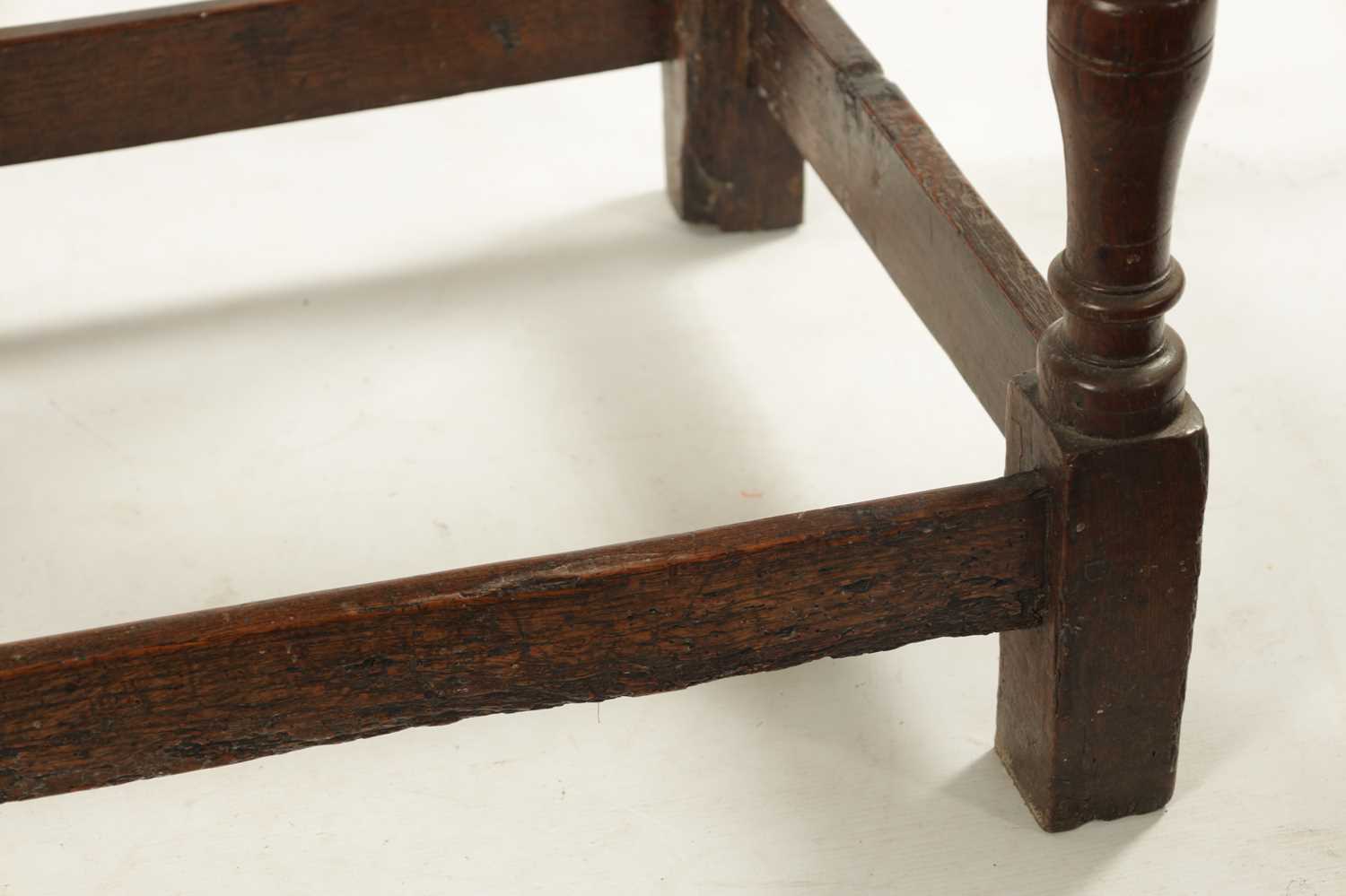 A LATE 17TH CENTURY ELM SIDE TABLE - Image 6 of 8