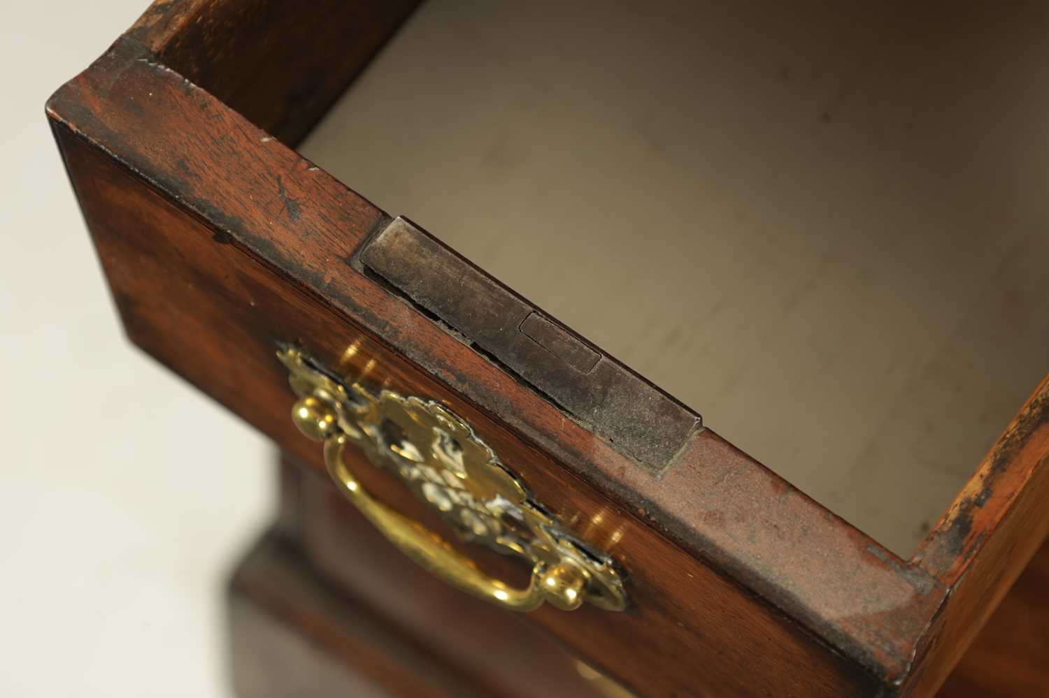 AN EARLY 18TH CENTURY WALNUT BACHELORS CHEST - Image 7 of 8