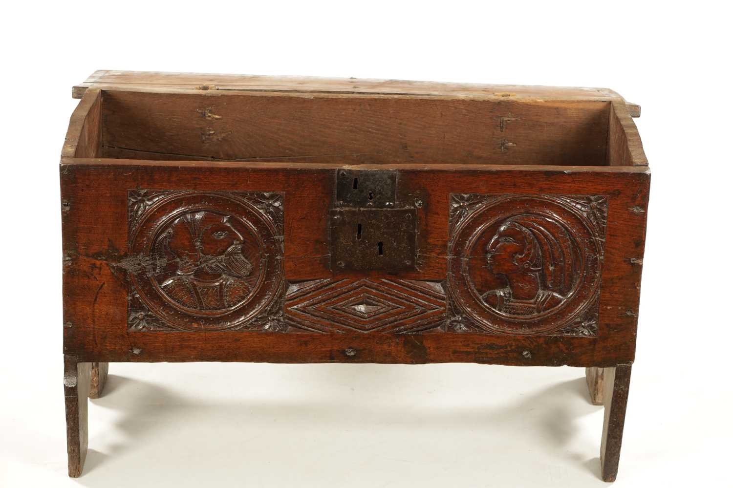 AN IMPORTANT 17TH CENTURY CARVED OAK PLANK COFFER WITH CARVED ROMANESQUE HEADS - Image 4 of 8