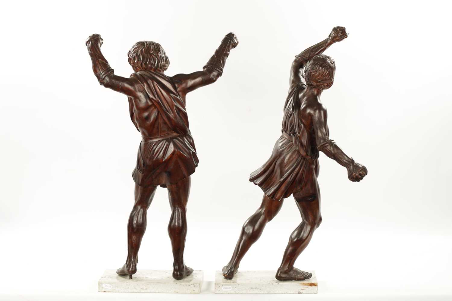 A PAIR OF GRAND TOUR CARVED WALNUT GLADIATORS AFTER THE BORGHESE BRONZE ROMAN FIGURES - Image 10 of 11