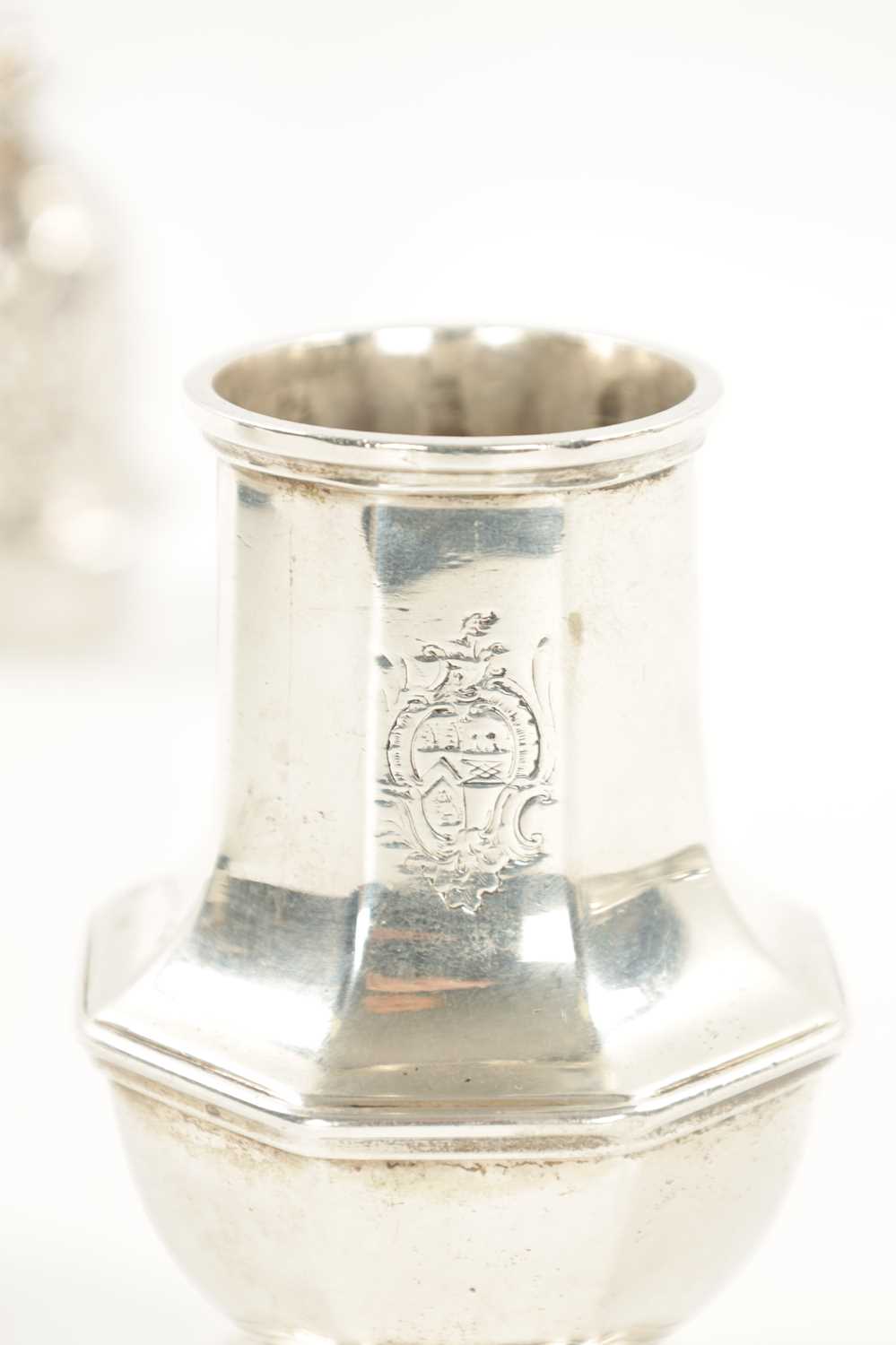 A GEORGE II SILVER SUGAR CASTER - Image 5 of 8