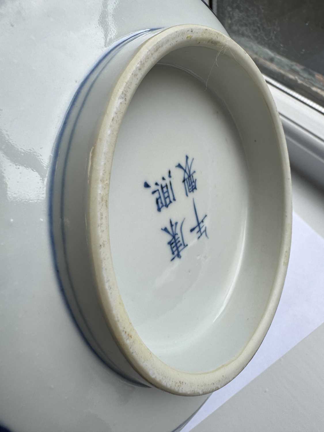 A LARGE 19TH CENTURY CHINESE BLUE AND WHITE PORCELAIN PRUNUS BOWL - Image 12 of 14