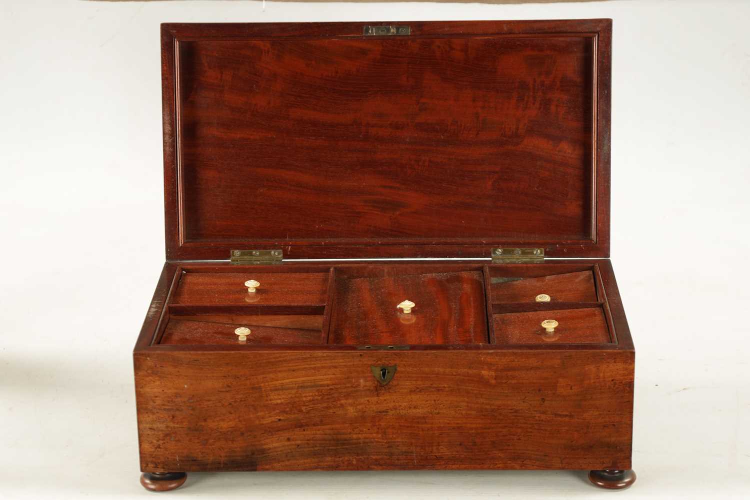 A 19TH CENTURY FIGURED MAHOGANY TEA CADDY WITH FIVE LIDDED INTERNAL COMPARTMENTS - Image 4 of 5