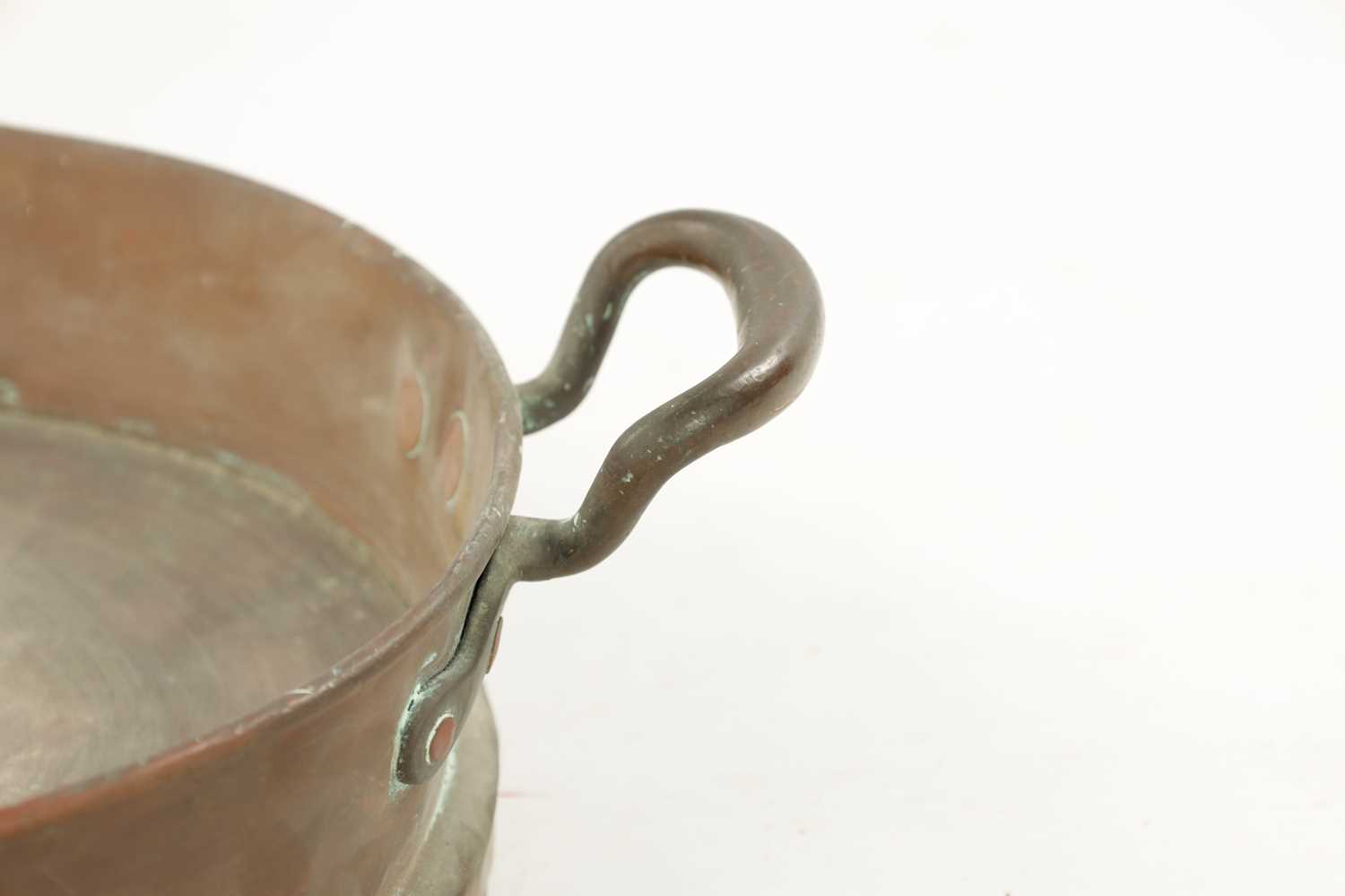 A 19TH CENTURY OVAL COPPER FISH KETTLE LID - Image 2 of 4