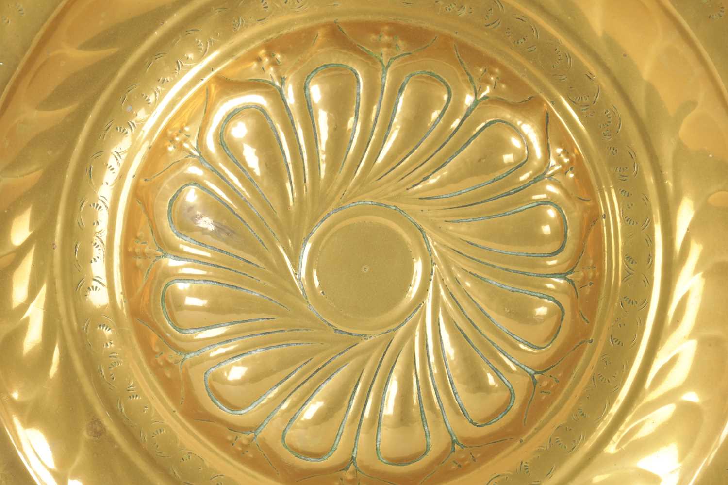 A PAIR OF 17TH CENTURY BRASS ALMS DISHES - Image 5 of 8