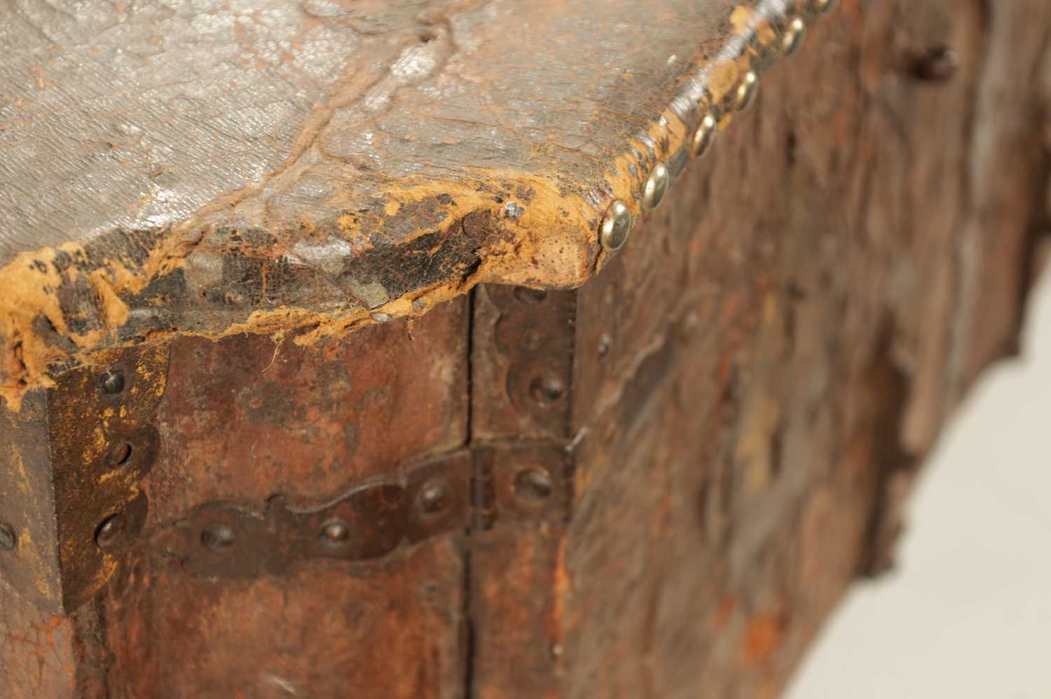 A 17TH CENTURY ITALIAN LEATHER BOUND CASKET - Image 4 of 21