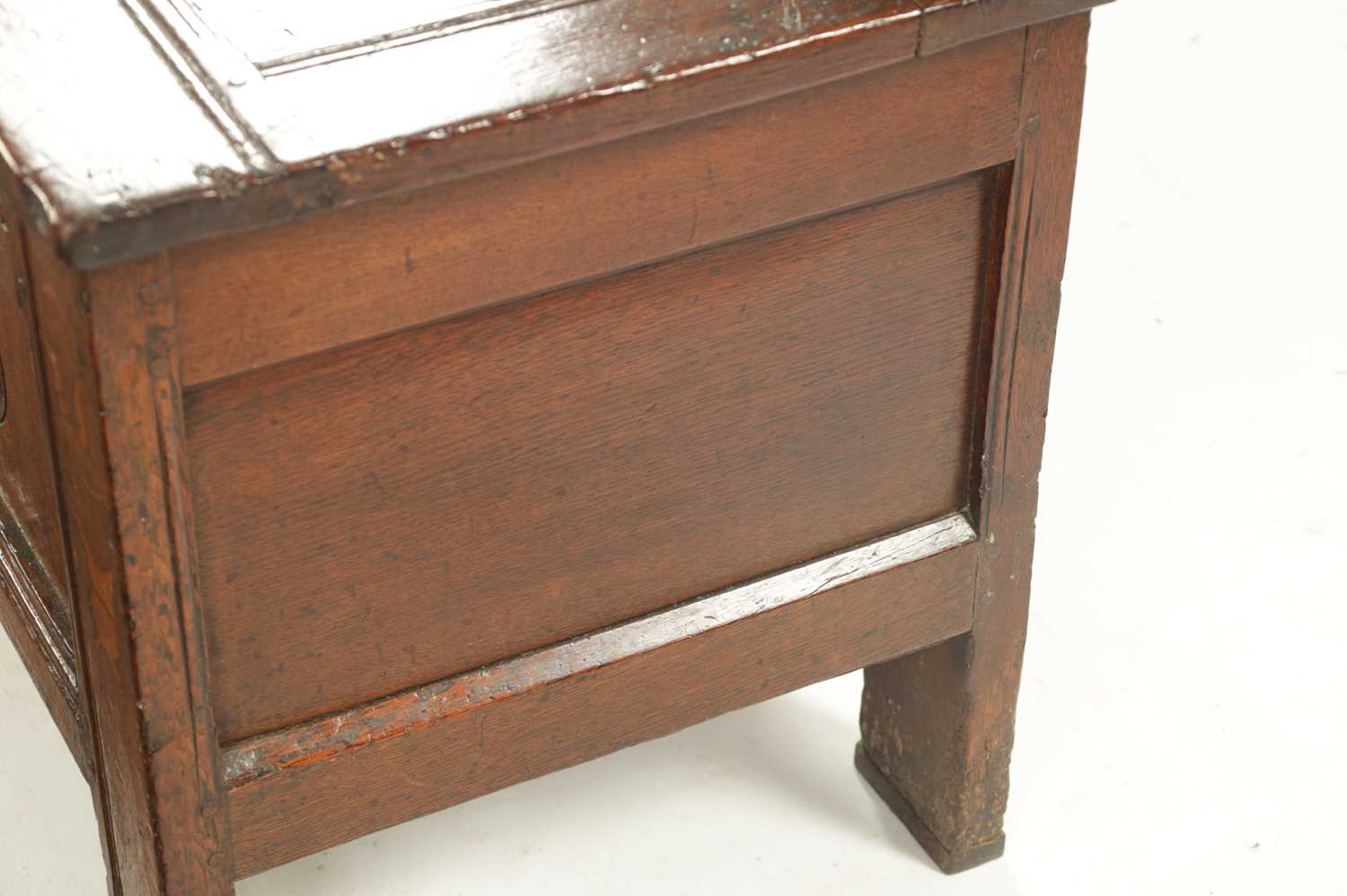 A SMALL 17TH CENTURY OAK TWO PANEL COFFER - Image 9 of 10