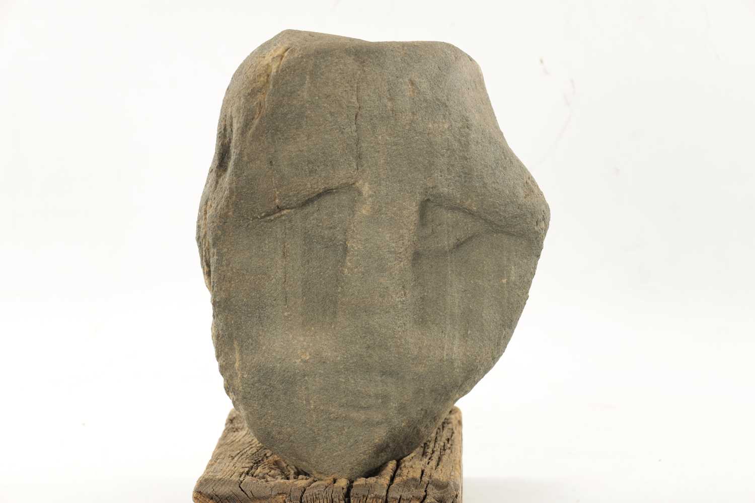 AN EARLY CARVED STONE HEAD / SCULPTURE - Image 4 of 15