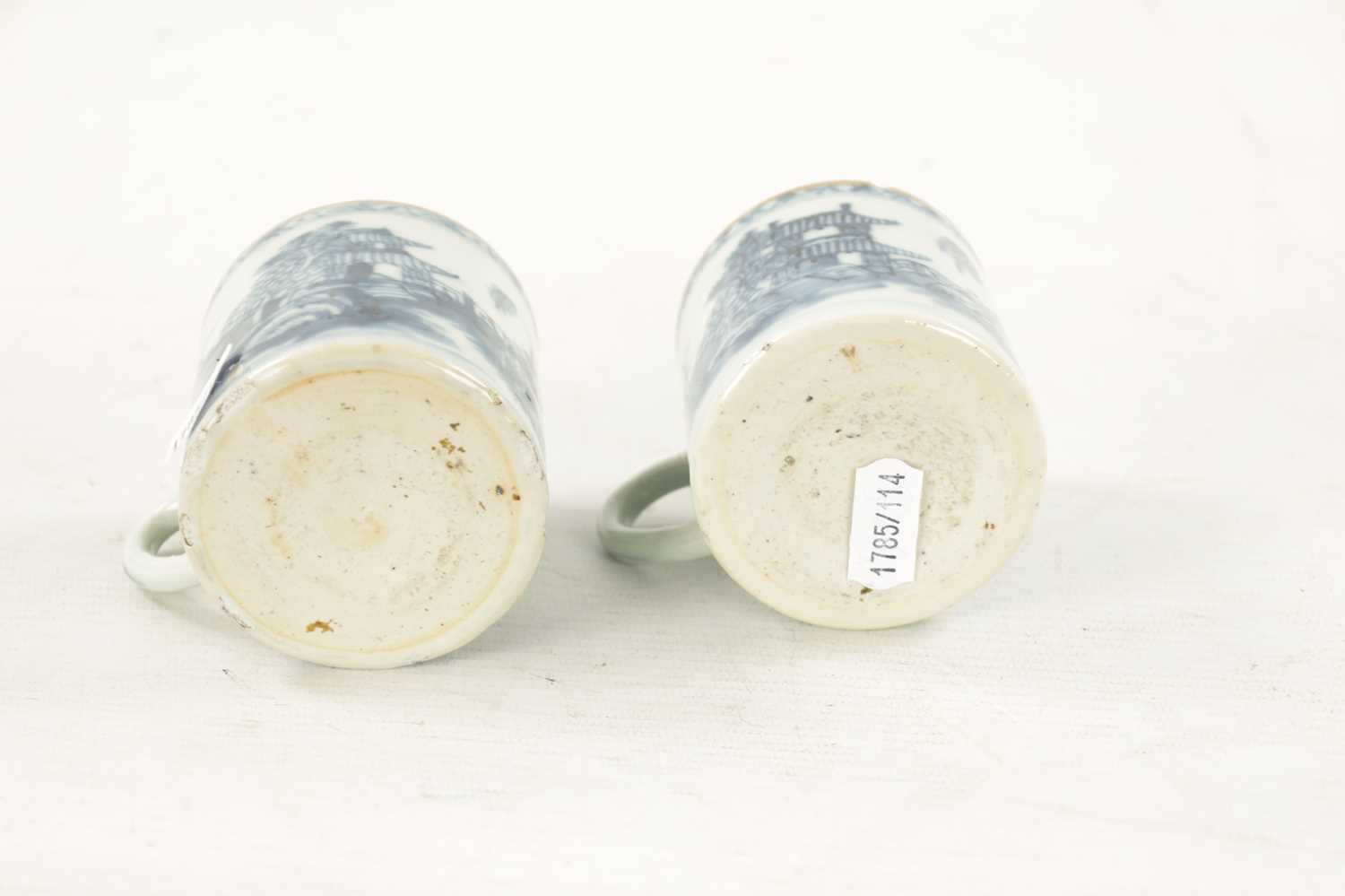 A PAIR OF 18TH CENTURY CHINESE BLUE AND WHITE MUGS - Image 6 of 6