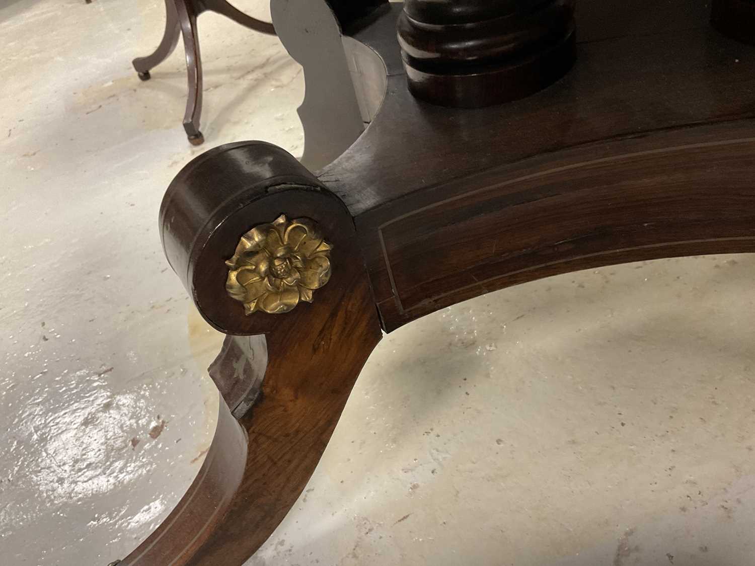 A REGENCY FIGURED ROSEWOOD BRASS INLAID SOFA TABLE - Image 15 of 16