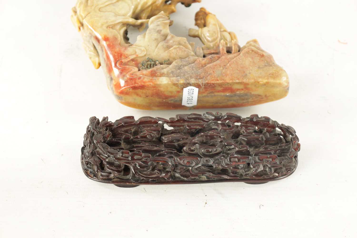 A CHINESE QING DYNASTY SOAPSTONE FIGURAL GROUP CARVING - Image 6 of 6