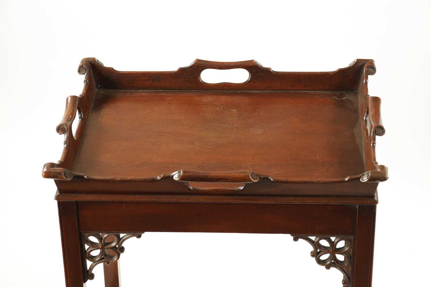A REPRODUCTION CHIPPENDALE STYLE MAHOGANY TRAY ON STAND - Image 4 of 6