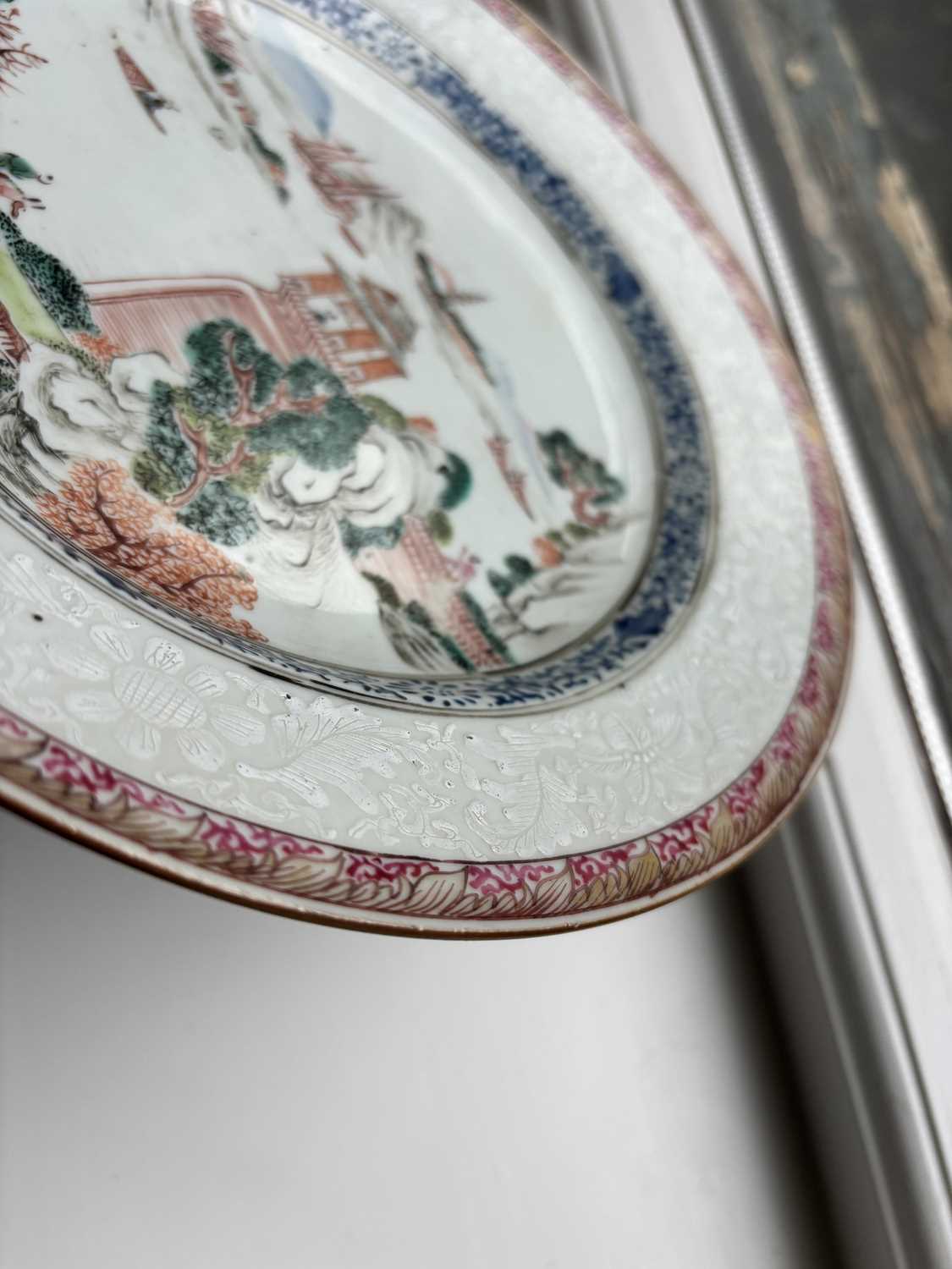 AN 18TH CENTURY CHINESE FAMILLE ROSE PORCELAIN CABINET PLATE - Image 11 of 12