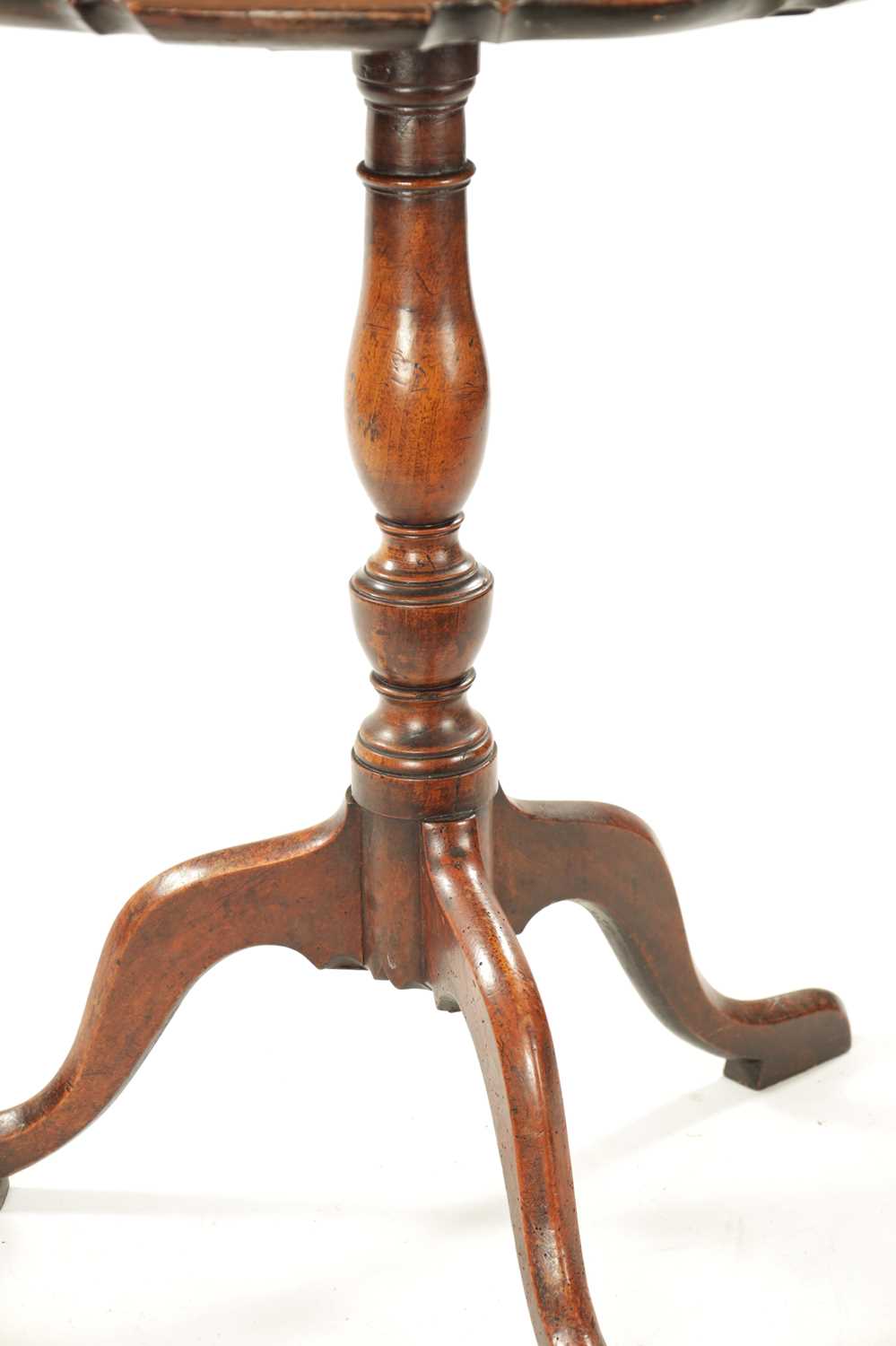 AN 18TH CENTURY COUNTRY MADE MAHOGANY TILT TOP TRIPOD TABLE - Image 9 of 9