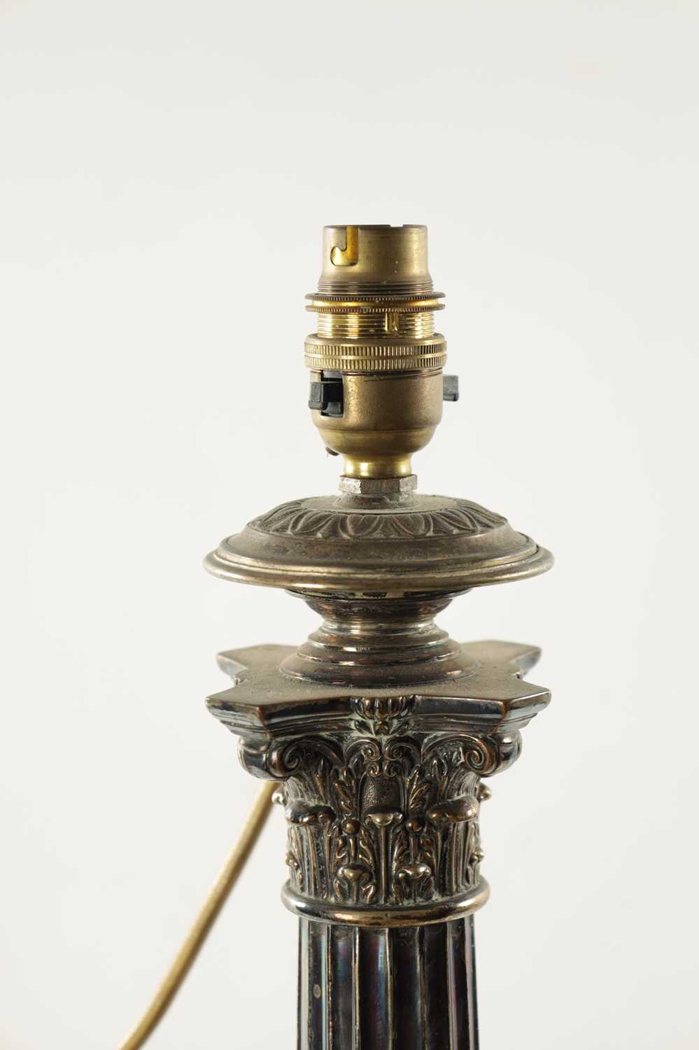 A 19TH CENTURY SILVER PLATED CORINTHIAN COLUMN TABLE LAMP - Image 2 of 6