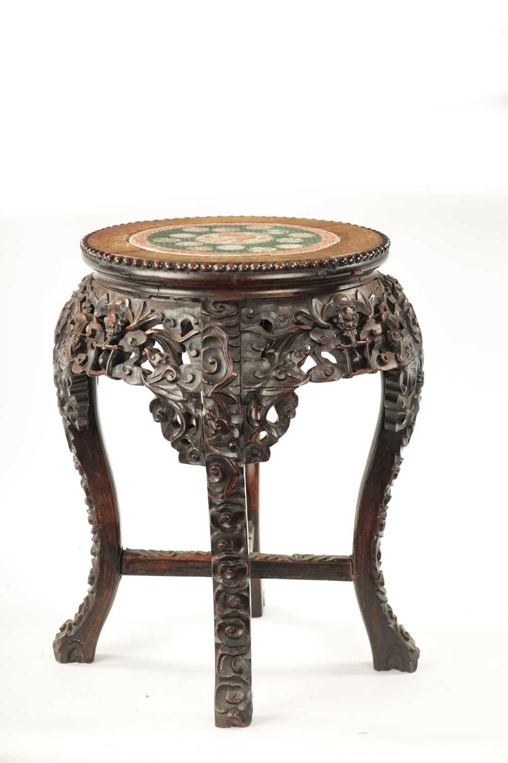 A 19TH CENTURY CHINESE HARDWOOD JARDINIERE STAND WITH CANTON PORCELAIN TOP - Image 6 of 10