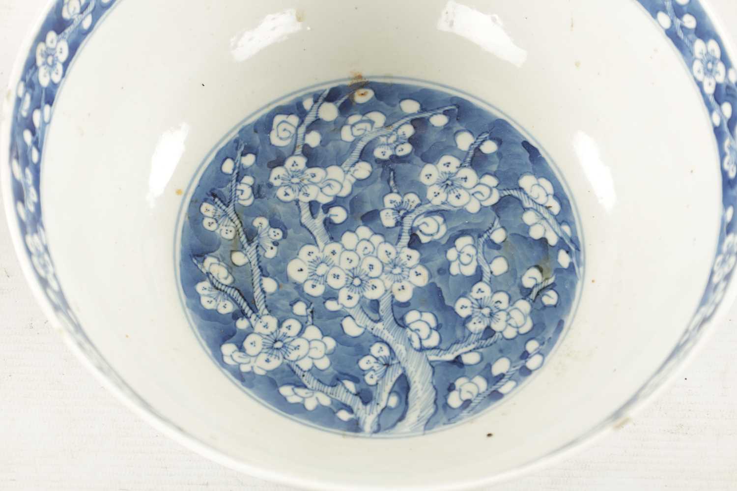 A LARGE 19TH CENTURY CHINESE BLUE AND WHITE PORCELAIN PRUNUS BOWL - Image 4 of 14