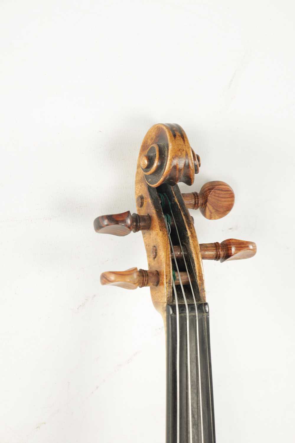 AN ANTIQUE VIOLIN - Image 3 of 12