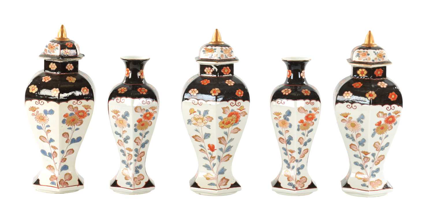A SET OF FIVE 19TH CENTURY JAPANESE IMARI VASE AND COVERS - Image 2 of 7