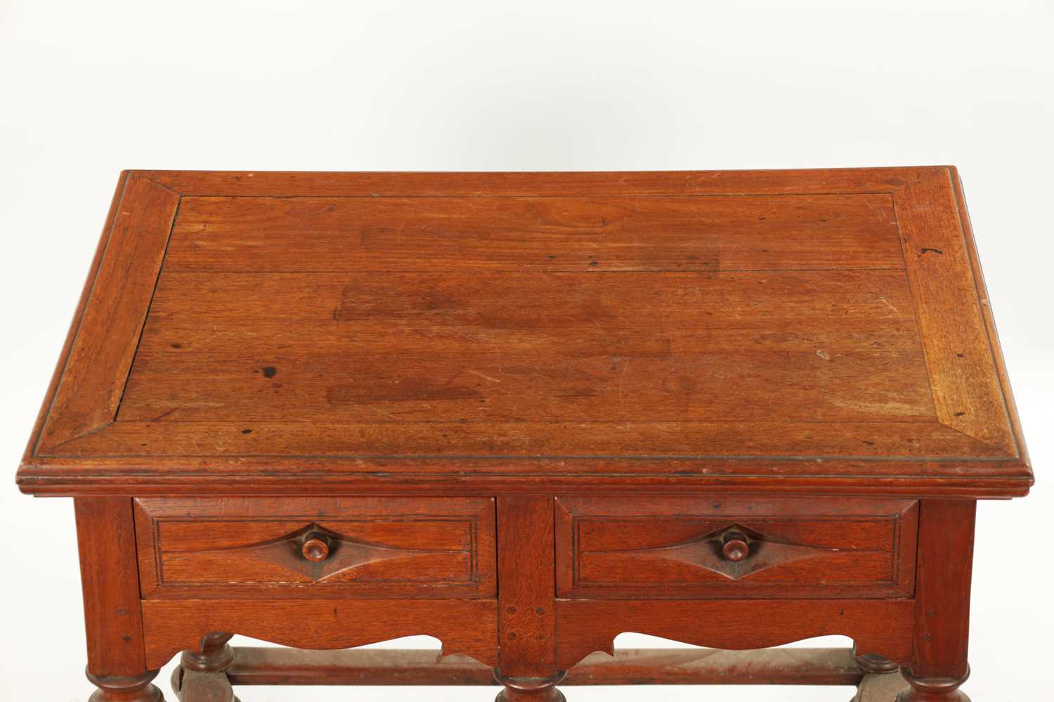 AN UNUSUAL 18TH CENTURY COLONIAL PADOUK WOOD TWO DRAWER TABLE ON BALLUSTER LEGS WITH SHAPED STRETCHE - Image 3 of 8