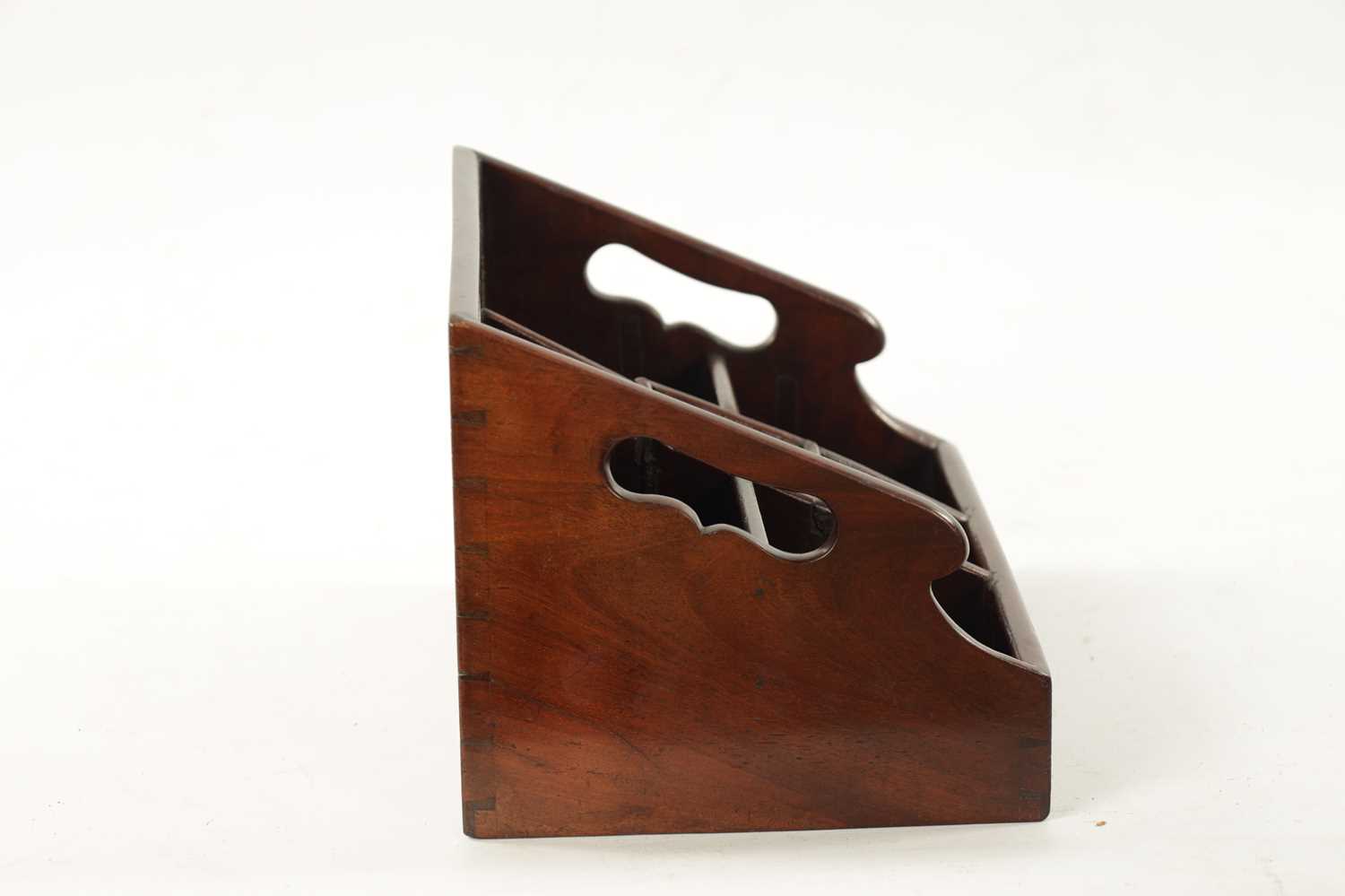 AN UNUSUAL GEORGE III MAHOGANY DESK TIDY - Image 4 of 9