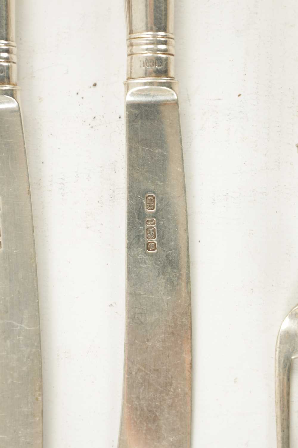 A SET OF EDWARDIAN SILVER FRUIT KNIVES AND FORKS - Image 3 of 6