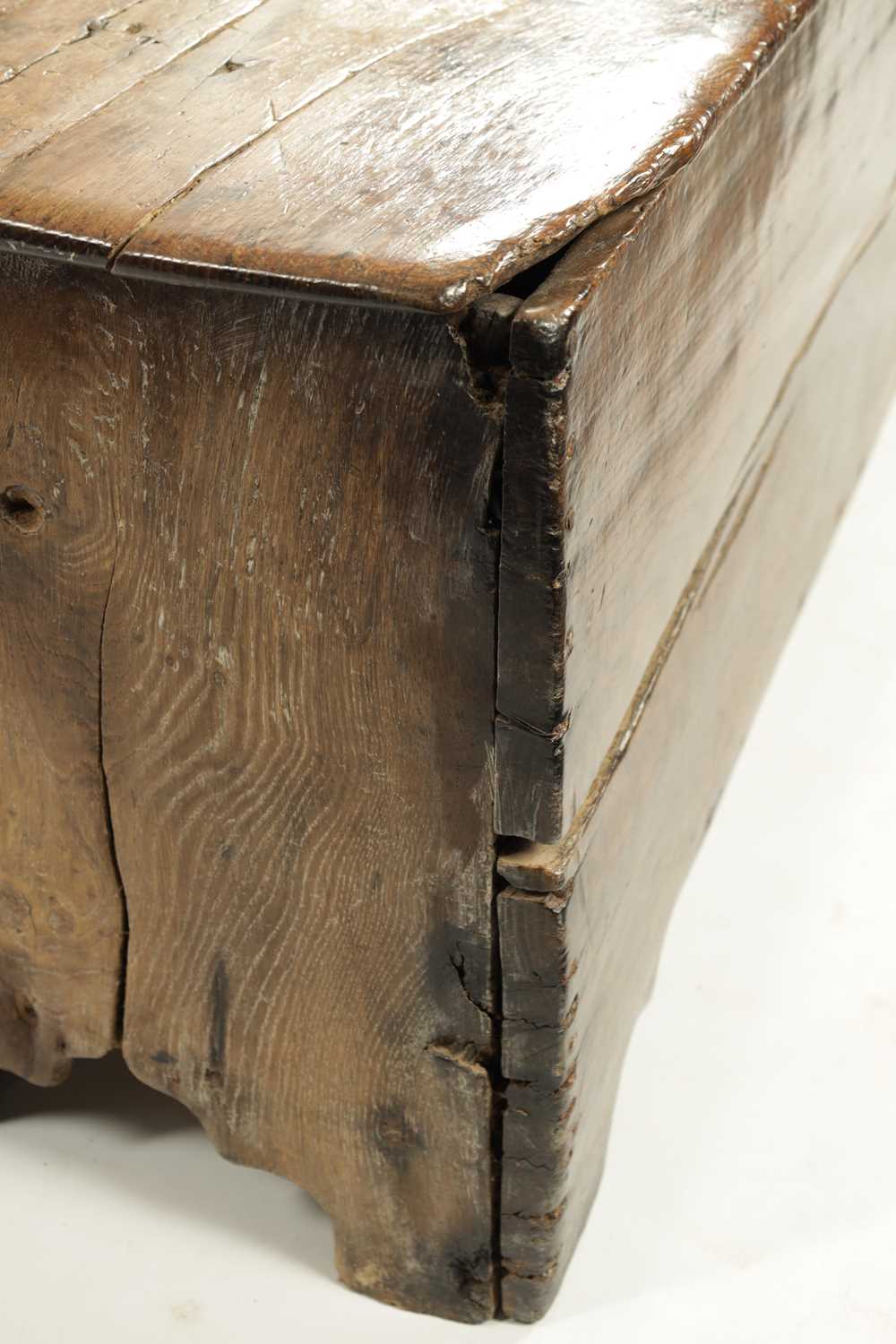 A RARE 17TH CENTURY BOARDED OAK COFFER - Image 7 of 8