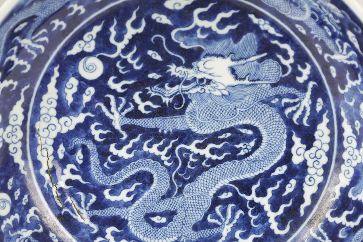 A CHINESE BLUE AND WHITE PORCELAIN DRAGON BOWL - Image 3 of 10