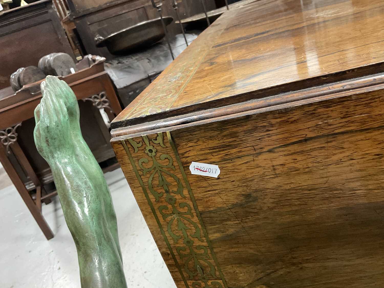 A REGENCY FIGURED ROSEWOOD BRASS INLAID SOFA TABLE - Image 14 of 16