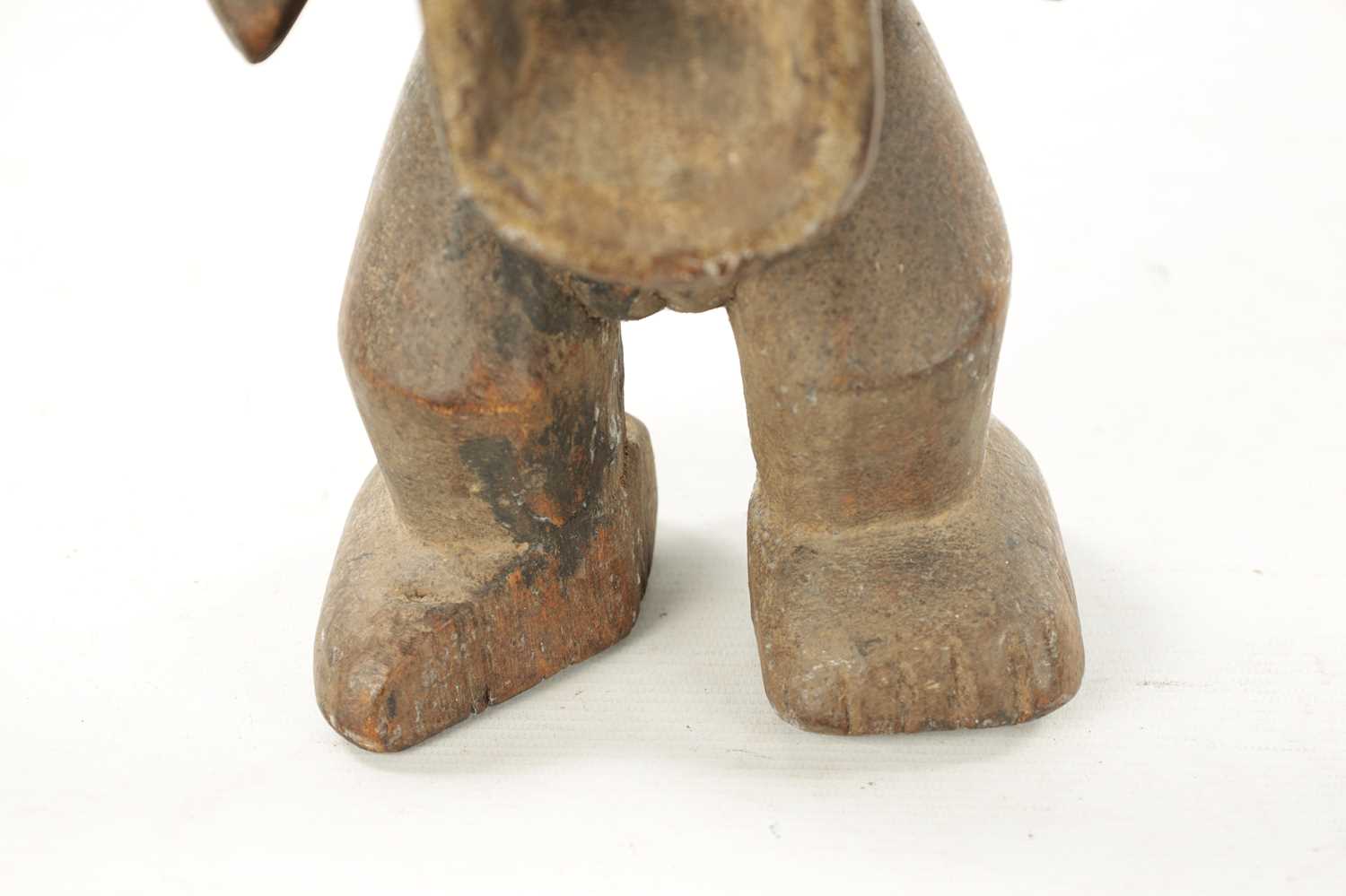 A CARVED AFRICAN KORO FEMALE LIBATION CUP / FIGURE - Image 4 of 7